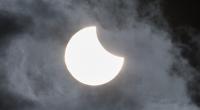 Hobbyastronomen können sich 2026 auf einige Astro-Spektakel freuen. Ein Highlight: Eine partielle Sonnenfinsternis.