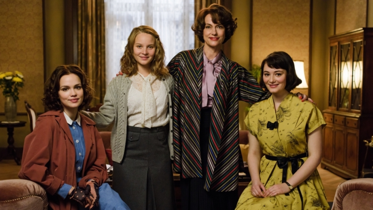 Caterina Sch&ouml;llack (Claudia Michelsen, 2.v.r.) mit ihren T&ouml;chtern Eva Sch&ouml;llack (Emilia Sch&uuml;le, l.), Monika Sch&ouml;llack (Sonja Gerhardt, 2.v.l.) und Helga Sch&ouml;llack (Maria Ehrich, r.). (Foto)