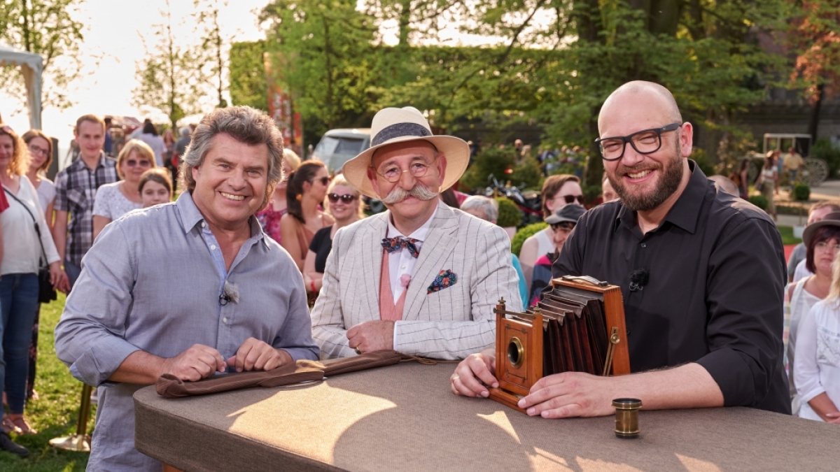 "Bares f&uuml;r Rares - Deutschlands gr&ouml;&szlig;te Tr&ouml;delshow": Andy Borg und Horst Lichter stehen am Expertisentisch von Sven Deutschmanek. (Foto)