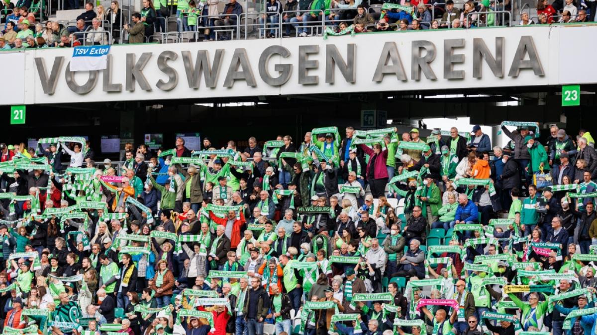 Beim Spiel VfL Wolfsburg gegen Bayern M&uuml;nchen waren am 5. Spieltag der Frauenfu&szlig;ball-Bundesliga&nbsp;die Trib&uuml;nen der Volkswagen Arena voll besetzt. (Foto)