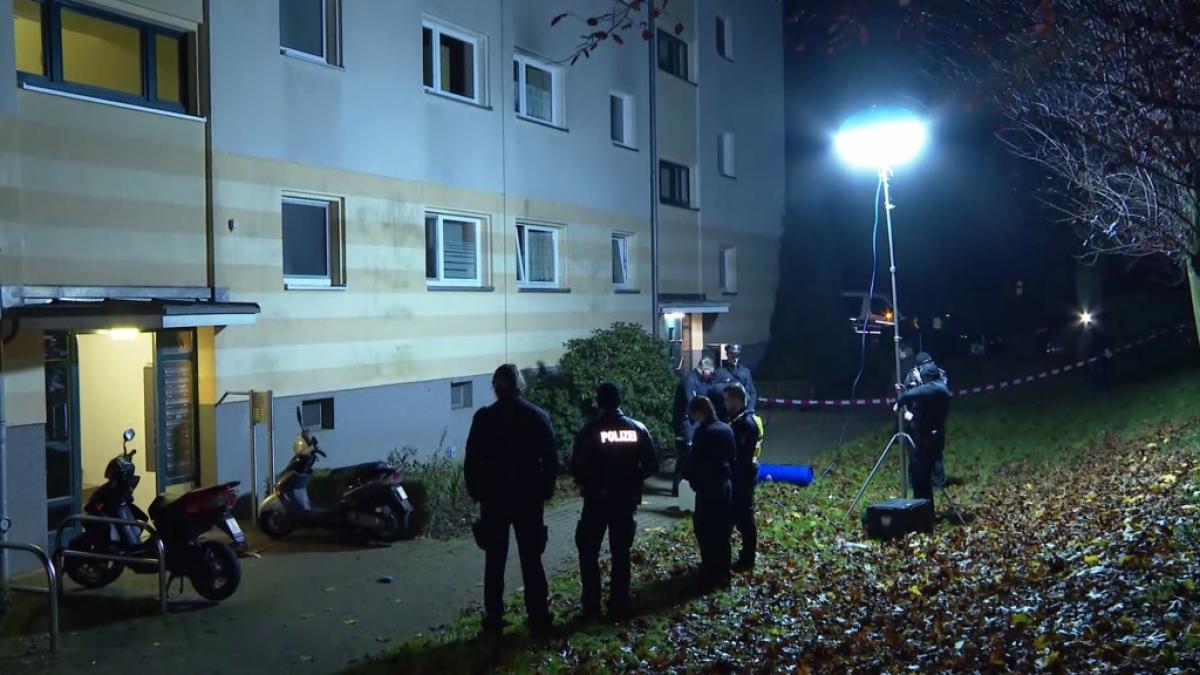 In Hamburg-Bramfeld wurde ein Unbekannter dabei beobachtet, wie er eine Frauenleiche in einem Wohngebiet ablegte und verschwand. (Foto)