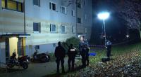 In Hamburg-Bramfeld wurde ein Unbekannter dabei beobachtet, wie er eine Frauenleiche in einem Wohngebiet ablegte und verschwand.