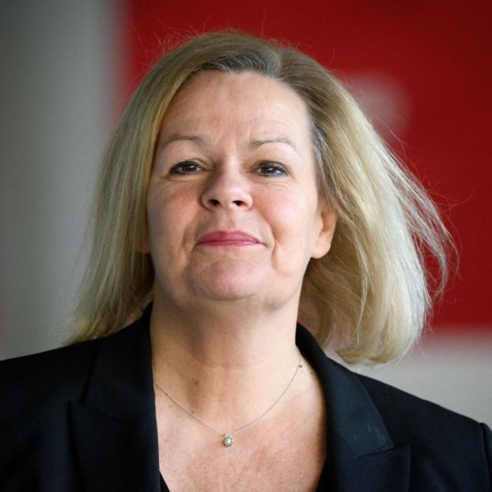 So lebt die Innenministerin abseits des Bundestags