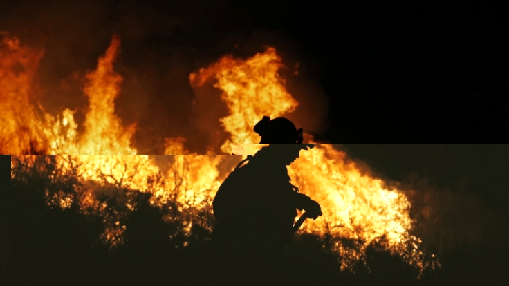 Im hessischen Hattersheim sind bei einem Großfeuer drei Reihenhäuser in Flammen aufgegangen. Stundenlang kämpften die Feuerwehrleute gegen das Feuer. (Symbolbild)
