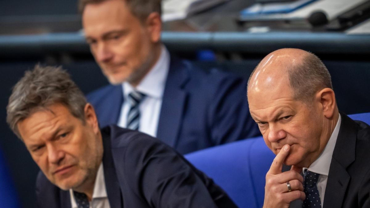 Wirtschaftsminister Robert Habeck, Finanzminister Christian Lindner und Kanzler Olaf Scholz (v.l.) m&uuml;ssen um den Bundeshaushalt 2024 verhandeln. (Foto)