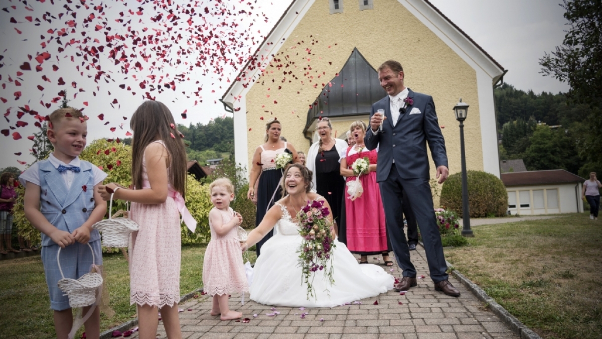 Bauer Benny und Nadine bei ihrer Hochzeit. Das Paar hat sich 2017 bei "Bauer sucht Frau" kennengelernt. (Foto)