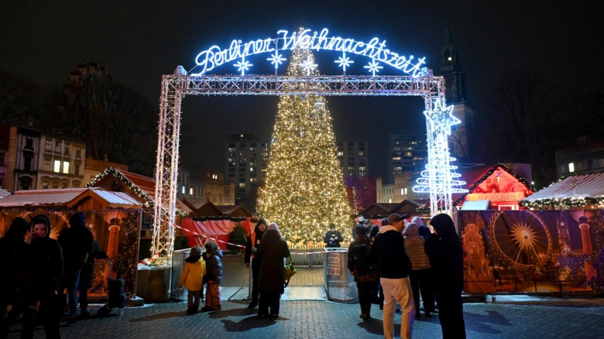Der Weihnachtsmarkt am Berliner Alexanderplatz in Mitte musste am Abend des 5. Dezember vorzeitig geschlossen werden, nachdem Buden in Brand gerieten. (Foto)