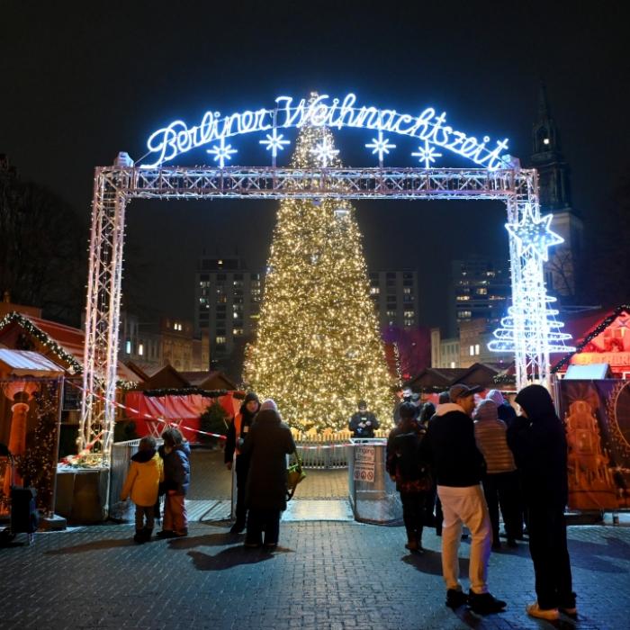 Buden in Flammen! Adventsmarkt am Alex evakuiert
