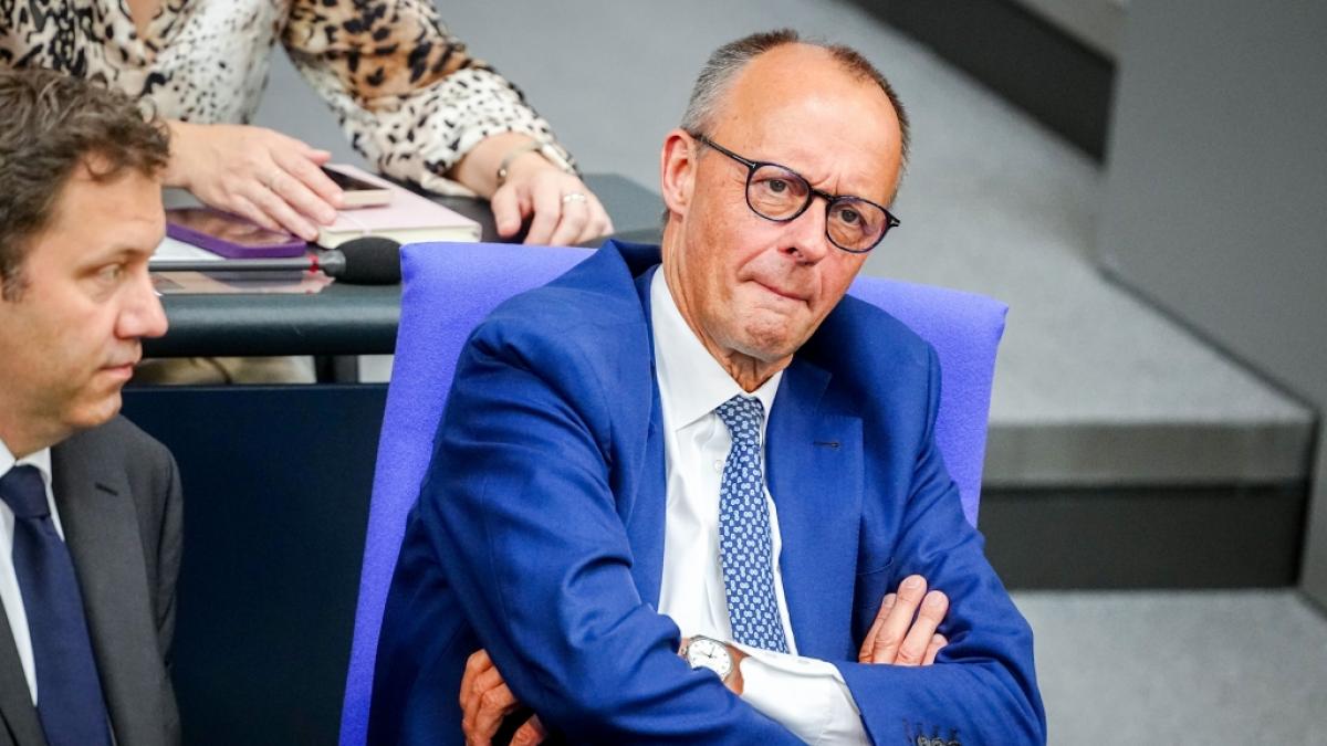 CDU-Kanzler Friedrich Merz d&uuml;rfte zwiegespalten auf die Umfrageergebnisse des aktuellen ARD-Deutschlandtrends blicken. (Foto)
