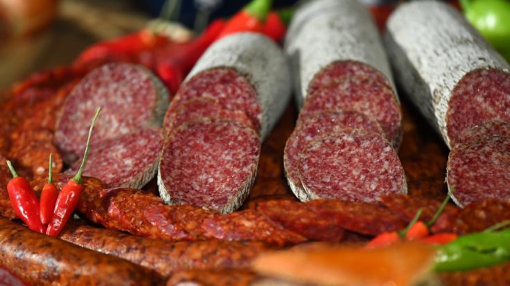 Der Discounter Norma ruft aktuell Salami zurück (Symbolbild).