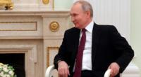 Wladimir Putin krallte sich an seiner Armlehne fest beim Besuch von Xi Jinping.
