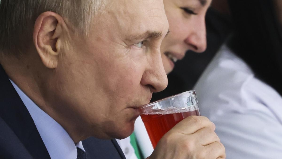 Wladimir Putin schien den Besuch bei seinen Milit&auml;rpilotinnen sichtlich zu genie&szlig;en. (Foto)