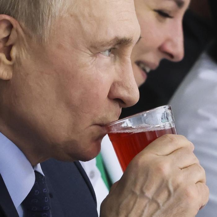 Bericht: Kreml-Chef beim Flirten mit russischer Pilotin erwischt