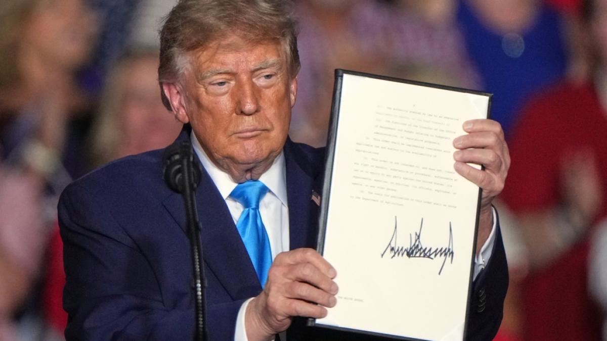 Donald Trump l&auml;sst sich f&uuml;r seinen Diesel-Erlass feiern - ein &Ouml;konom rechnet nun vor, warum ausgerechnet Trumps treueste W&auml;hler daf&uuml;r die Zeche zahlen d&uuml;rften. (Foto)