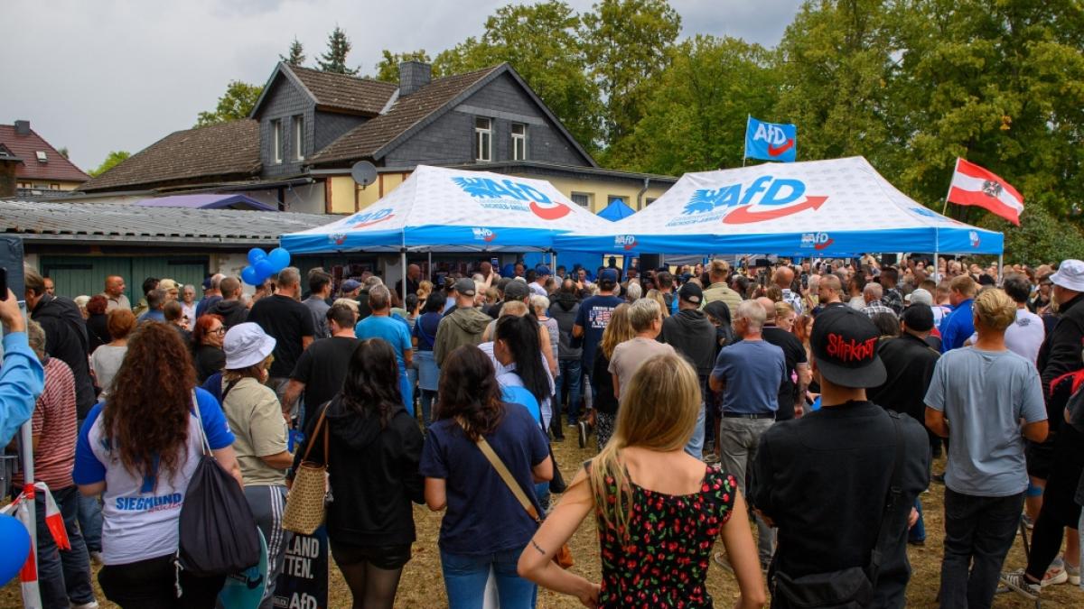 Hunderte G&auml;ste umstehen auf einer Wahlkampfveranstaltung der AFD Pavillons unter denen der Spitzenkandidat der AfD G&auml;ste der AfD begr&uuml;&szlig;t. (Foto)
