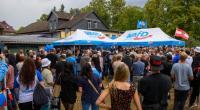 Hunderte Gäste umstehen auf einer Wahlkampfveranstaltung der AFD Pavillons unter denen der Spitzenkandidat der AfD Gäste der AfD begrüßt.