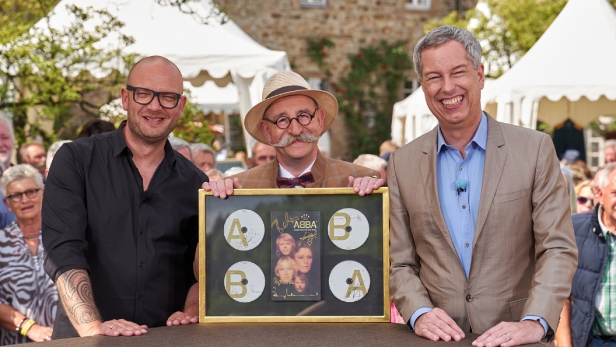 Experte Sven Deutschmanek, Moderator Horst Lichter und Thomas Hermanns sind bei "Bares f&uuml;r Rares" am Start. (Foto)