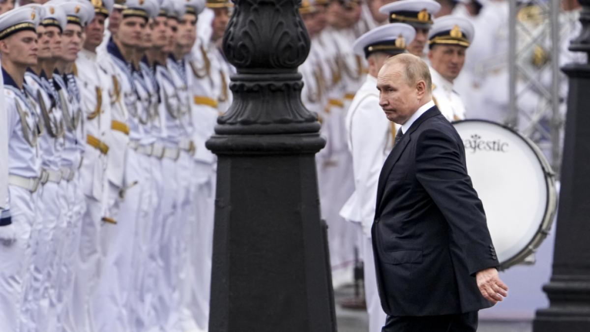 Wladimir Putin (r), Pr&auml;sident von Russland, kommt zu der gro&szlig;en Marine-Parade an der Newa zum Tag der russischen Marine an. (Foto)
