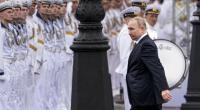 Wladimir Putin (r), Präsident von Russland, kommt zu der großen Marine-Parade an der Newa zum Tag der russischen Marine an.