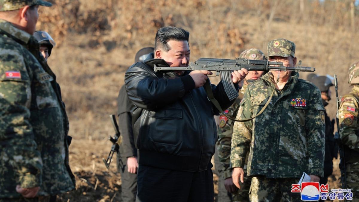 Bei milit&auml;rischen &Uuml;bungen seiner Armee greift Kim Jong Un am liebsten selbst zur Flinte und spielt Krieg. (Foto)