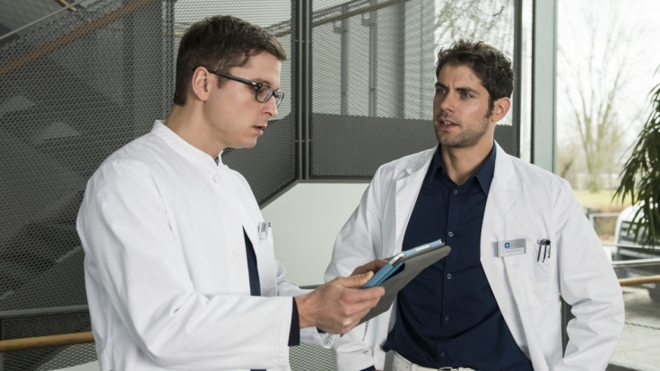 Niklas (Roy Peter Link, r.) zeigt Elias (Stefan Ruppe, l.) die Daten von Patient Hendrik Löwe.
