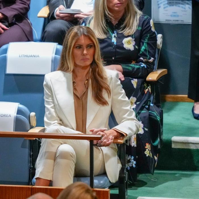First Lady wie versteinert - kein Beifall für die Peinlich-Rede ihres Ehemannes