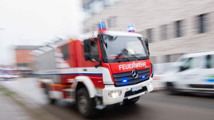 Nach einer Explosion in Notorf (Schleswig-Holstein) stand ein Wohnhaus in Brand - von der 54-jährigen Bewohnerin fehlt jede Spur (Symbolbild).