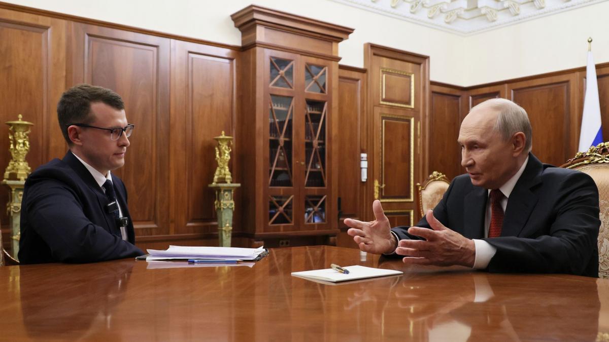 Der russische Pr&auml;sident Wladimir Putin (r) spricht w&auml;hrend seines Interviews mit dem russischen Journalisten Pawel Sarubin im Kreml. (Foto)