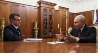Der russische Präsident Wladimir Putin (r) spricht während seines Interviews mit dem russischen Journalisten Pawel Sarubin im Kreml.