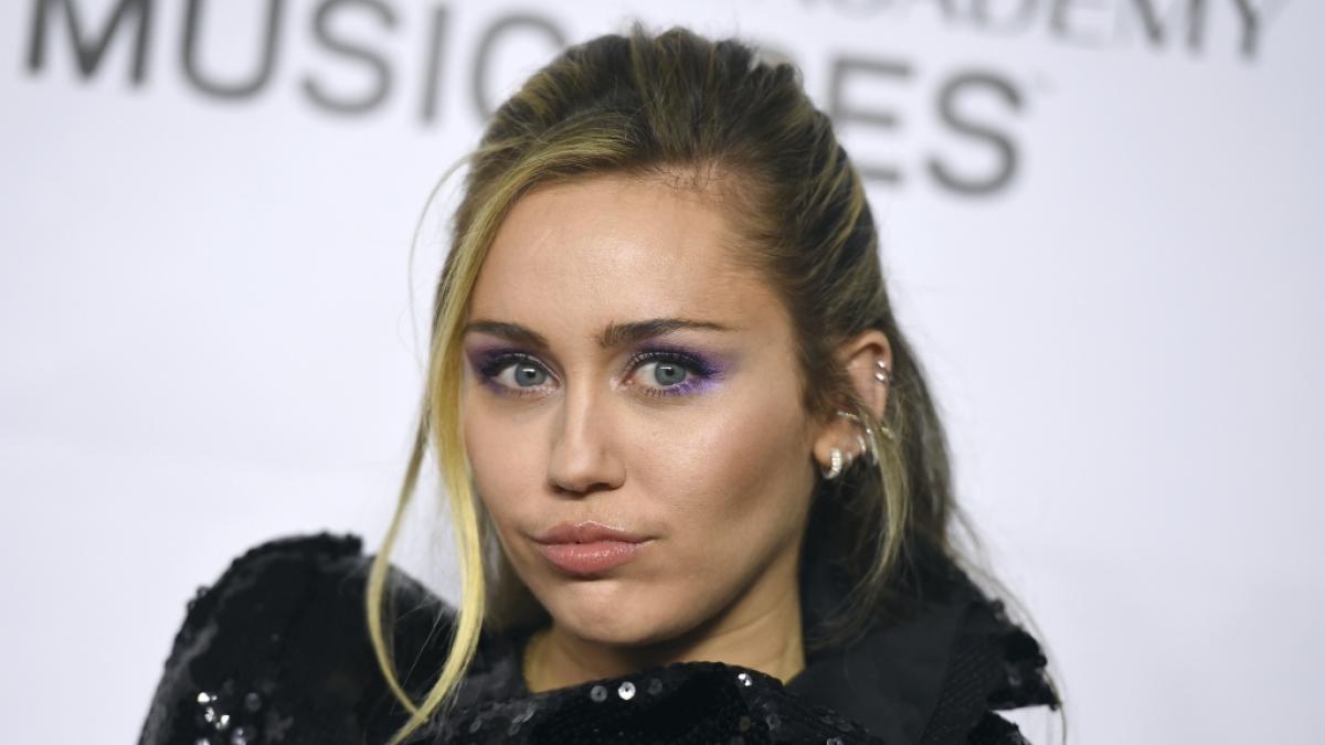 Miley Cyrus l&auml;sst f&uuml;r ihr neues Album die H&uuml;llen fallen. (Foto)