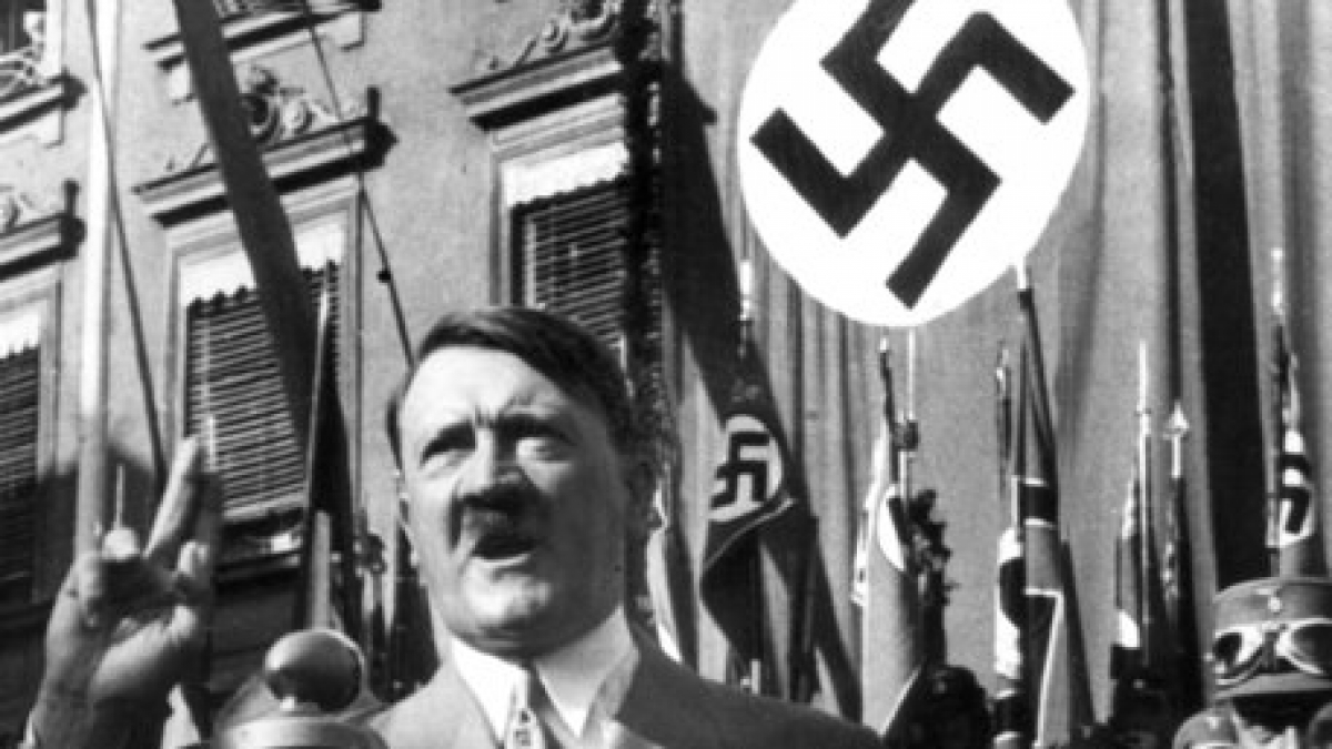 Neben den schrecklichen Gr&auml;ueltaten verbindet man den Nationalsozialismus auch mit einer Vielzahl von Symbolen und Gesten. Doch viele dieser Merkmale hat Hitler einfach bei anderen geklaut. (Foto)