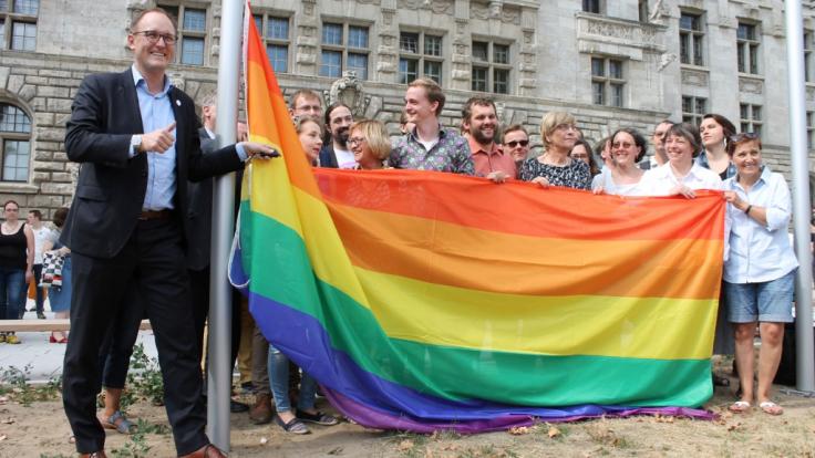 Vorm Leipziger Neuen Rathaus wird die CSD-Regenbogenflagge gehisst.