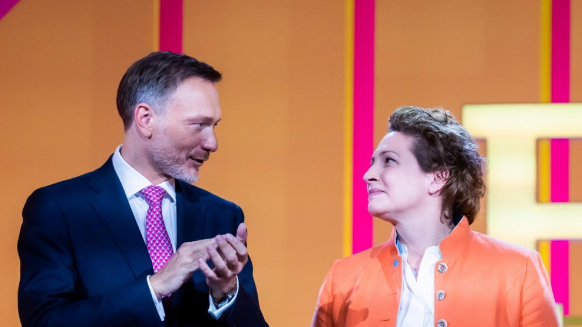 Beim Bundesparteitag der FDP kam es am Freitag zu einer bizarren Szene zwischen Christian Lindner und Nicola Beer. (Foto)