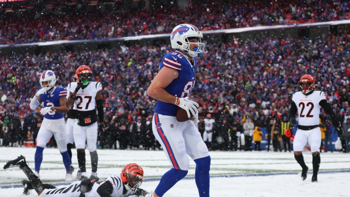 Dalton Kincaid von den Buffalo Bills erzielt einen Touchdown gegen die Cincinnati Bengals in einer Schneeschlact am 07.12.2025. (Symbolbild) (Foto)