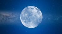 Im Januar strahlt der Vollmond als Eismond am Himmel.