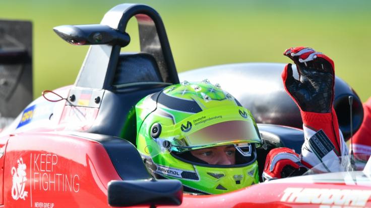 Mick Schumacher klärt Verwirrung um seinen Vater auf.