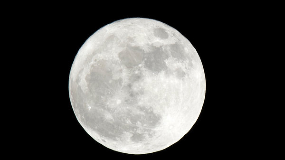 Am 30.08.2015 erhellt ein Supermond den Himmel. (Foto)
