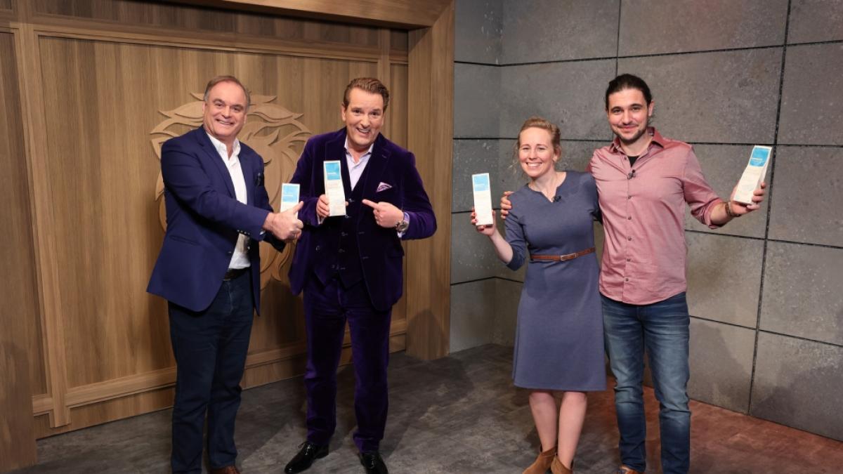 Dr. Georg Kofler und Ralf D&uuml;mmel mit den lemonist-Gr&uuml;ndern Kathrin Alfen und Felix Strohmeier. (Foto)