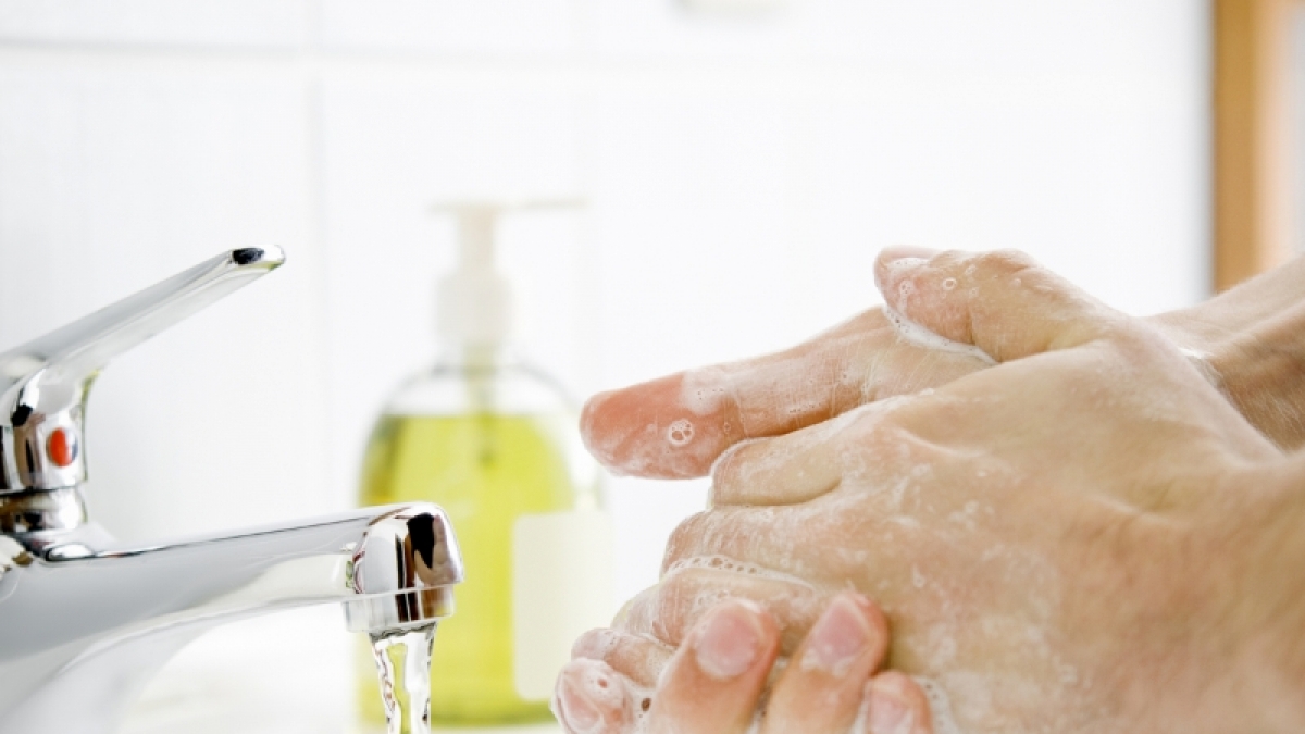 Desinfektionsmittel brauchen gesunde Menschen nicht benutzen. Wasser und Seife reichen zum H&auml;ndewaschen. (Foto)