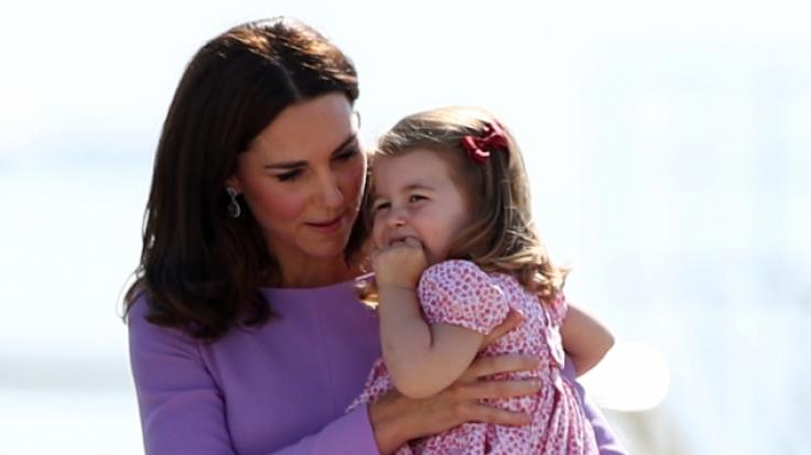 Herzogin Kate mit ihrer Tochter Prinzessin Charlotte während ihrer Deutschland-Reise.