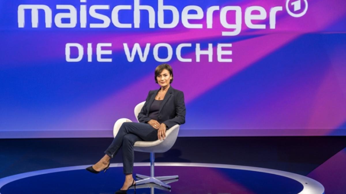 Sandra Maischberger begr&uuml;&szlig;t am 23. Februar 2022 G&auml;ste und Zuschauer zu einer neuen Ausgabe von "maischberger.die woche" im Ersten. (Foto)