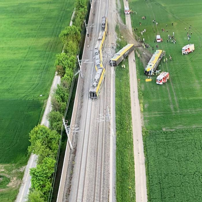 Zug entgleist, Waggons umgekippt - mindestens ein Todesopfer