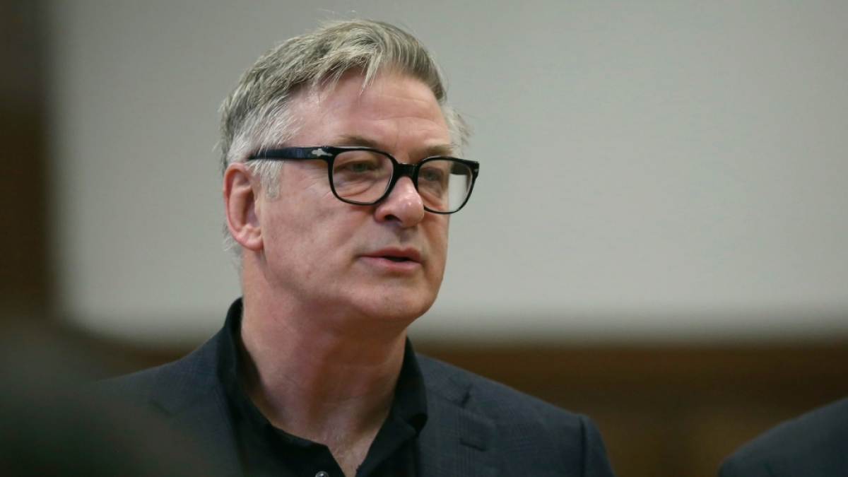 Die Polizei ermittelt, wie Schauspieler Alec Baldwin mit einer Requisitenwaffe den t&ouml;dlichen Schuss abfeuern konnte. (Foto)