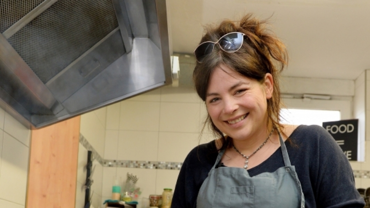 Sternek&ouml;chin Maria Gro&szlig; f&uuml;hlt sich am Herd zuhause. (Foto)