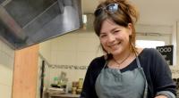Sterneköchin Maria Groß fühlt sich am Herd zuhause.