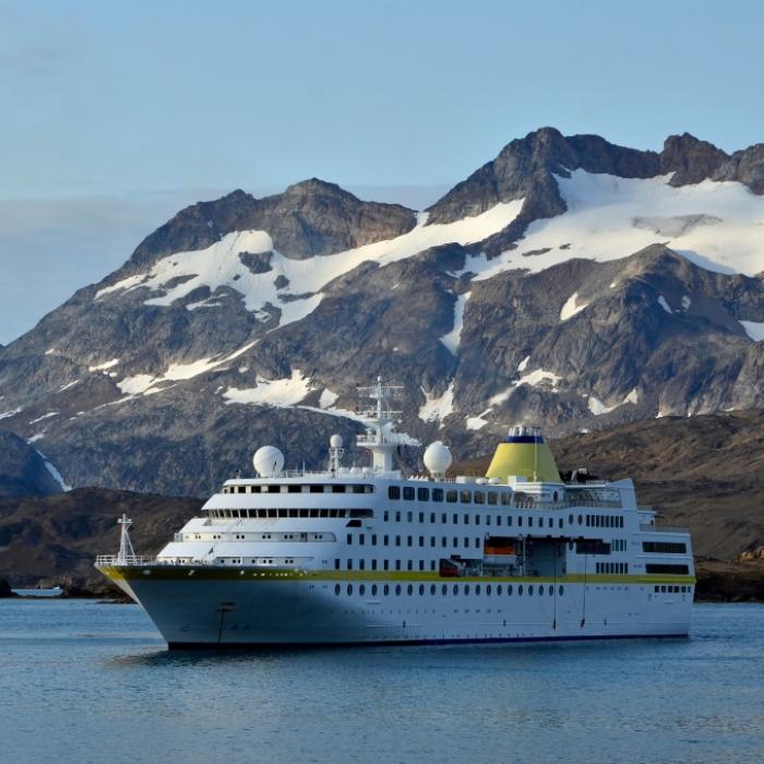Gestrandetes Kreuzfahrtschiff 