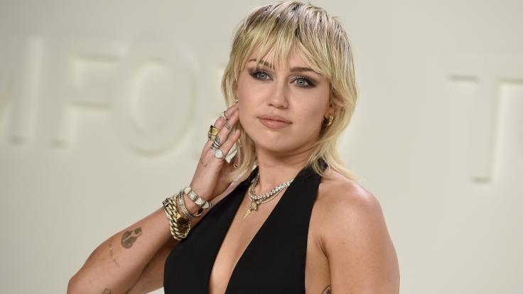 Miley Cyrus nimmt schon einmal im Sarg Maß.