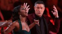 Motsi Mabuse hat schwer zu tragen.