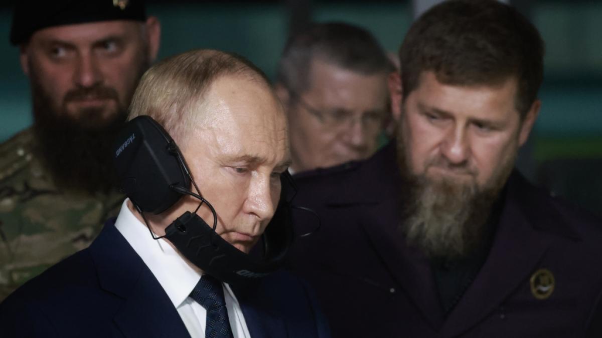 Wladmir Putin sorgte bei seinem Besuch beim Tschetschenen-F&uuml;hrer Ramsan Kadyrow mit merkw&uuml;rdig aufgesetzten Kopfh&ouml;rern f&uuml;r Wirbel. (Foto)
