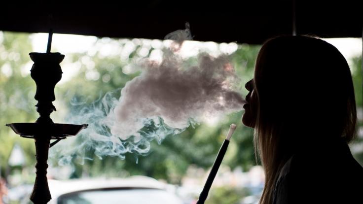 Vor einer Shisha-Bar in Essen wurde eine junge Polizistin verprügelt.